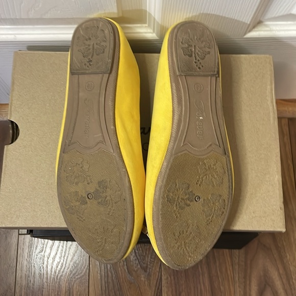 Forever comfort size 8 1/2 gold yellow suede finish flats - Picture 3 of 5